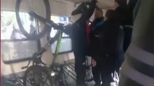 Lo acusaron de fumar marihuana en el tren: los vigiladores le dieron una paliza y le rompieron la bicicleta