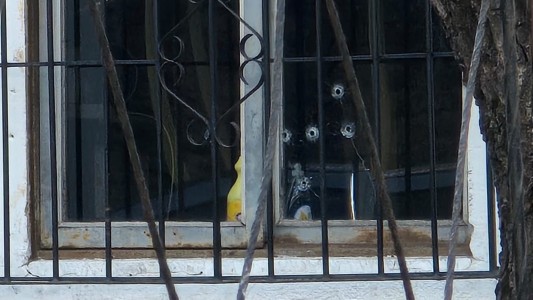 Balearon una vivienda en Rosario: falleció un adolescente y un nene de 8 está internado en grave estado
