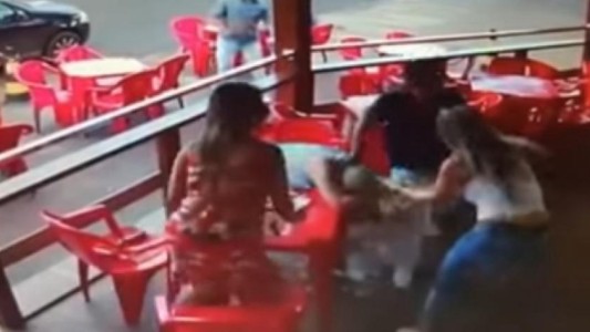 VIdeo: encontró a su novio con otra y le dio una feroz paliza a los dos