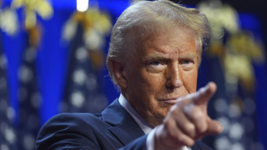 Trump revive guerra comercial con aranceles de al menos 25% a una docena de países