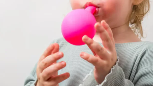 Una nena de 7 años murió al asfixiarse con un globo mientras jugaba en su casa