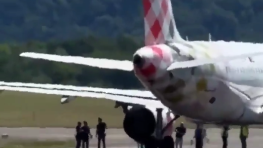 Se metió en la pista, lo succionó la turbina de un avión y murió