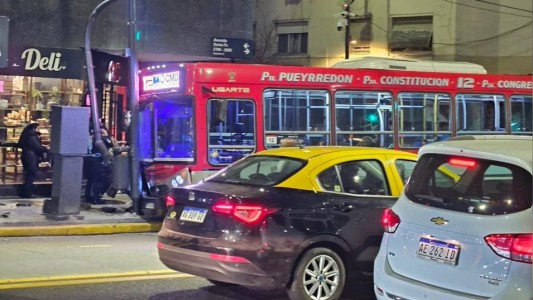 Un colectivo chocó contra un semáforo en Recoleta: 12 heridos