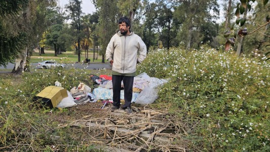 Un hombre vive arriba de una pérgola en el Parque Independencia de Rosario