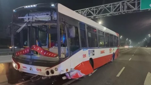 Corte total en General Paz: un colectivo chocó contra el guardarraíl y se cruzó de mano