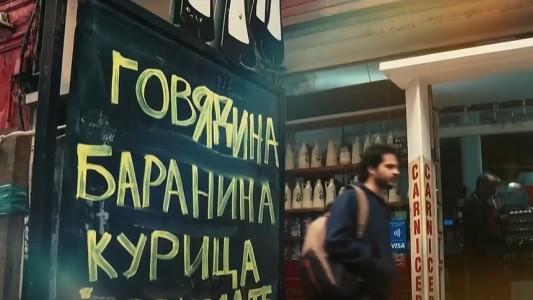 Carteles en ruso por la Ciudad: la iniciativa de los comerciantes ante el aluvión de inmigrantes