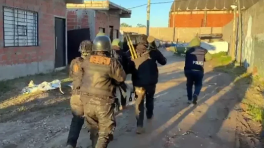 Un jubilado recibió a los tiros a la Policía durante un allanamiento y lo mataron