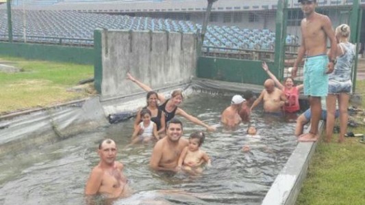Una familia uruguaya utilizó la fosa del Estadio Centenario como pileta