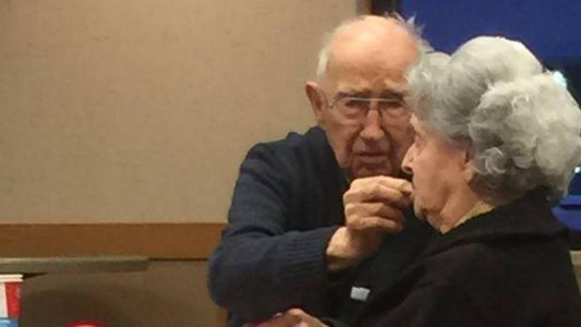 La conmovedora historia de amor detrás de la foto de esta pareja de ancianos