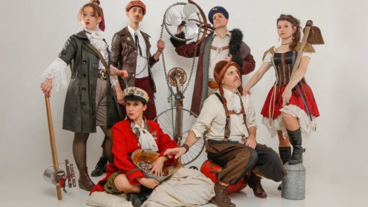 Urraka se presenta en el Metropolitan: humor, música y objetos reciclados