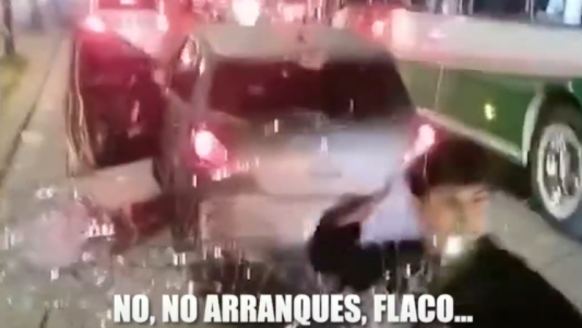 Video: tras un incidente de tránsito, destrozó vidrios de un colectivo
