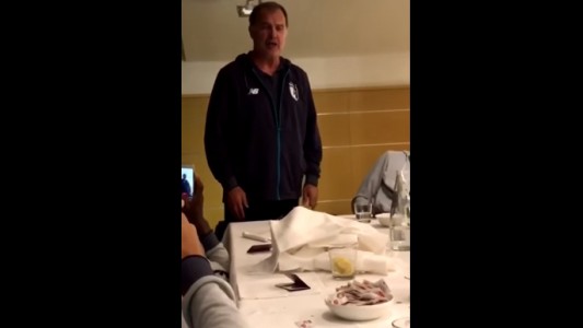 Marcelo Bielsa sorprendió a los jugadores del Lille con un tango y fue ovacionado
