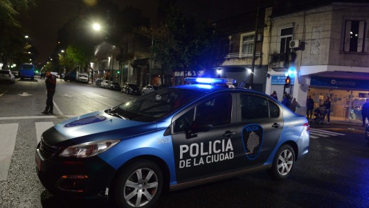 Un policía baleó a un delincuente que intentó robar un auto en Almagro