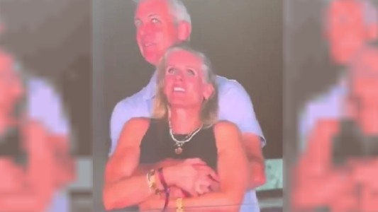 Amantes fueron captados por la Kiss Cam en el show de Coldplay