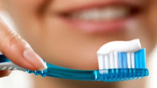 La ANMAT prohibió una reconocida pasta dental tras detectar efectos adversos en la boca