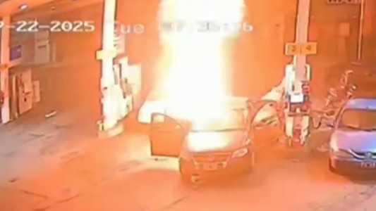 Video: un auto se prendió fuego en una estación de servicio en Entre Ríos