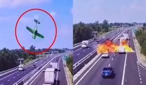 Tragedia en Italia: una avioneta se estrelló sobre una autopista y murieron sus dos ocupantes
