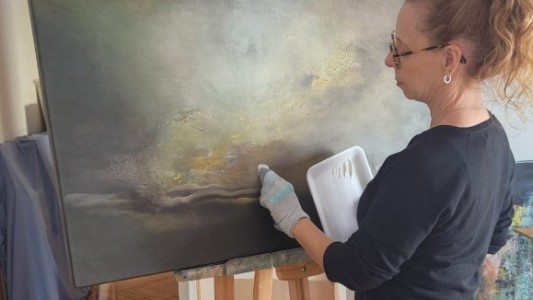 "El arte sanó mi angustia y actuó como una terapia": de la óptica a la pintura