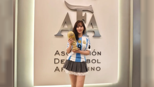 Es china y recorre las canchas de Argentina para encontrar al joven que la defendió en la Copa América