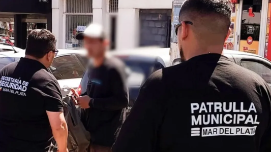 Lo descubrieron robando una moto, huyó y terminó escondido debajo de una camioneta