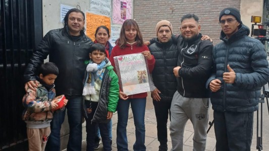 Seguidores de la "Locomotora" Oliveras se acercaron al hospital Cullen para apoyarla