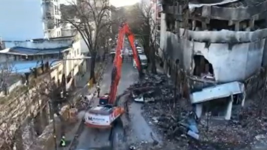 Demuelen el depósito que se incendió en La Plata