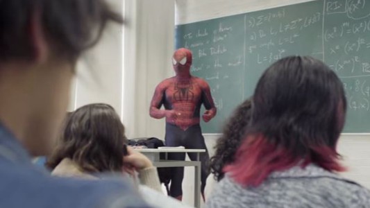 Profesor universitario se viste de "Hombre Araña" para dar clases en México