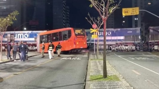 Un tren partió un micro en dos en Brasil: solo hubo heridos leves