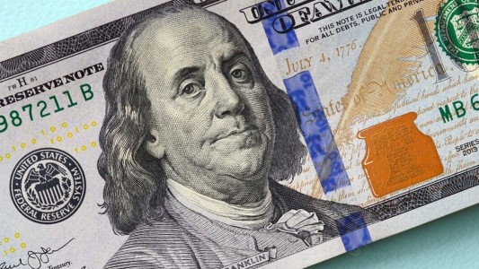 Tras el fuerte salto de esta semana, el dólar oficial bajó $5 y cerró a $1.375