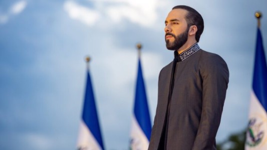 Bukele niega que la reelección indefinida sea "el fin de la democracia" en El Salvador