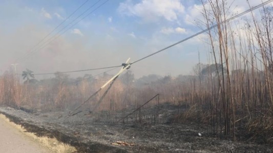 Jujuy: llamas incontrolables devoran serranías tras sofocar el fuego en zonas urbanas