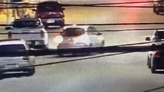 Violencia de género en Ensenada: arrastró a su ex cuatro cuadras sobre el capot del auto