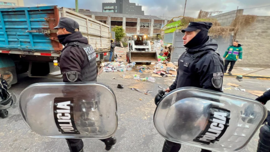 CABA: desalojaron un predio que era tomado por cartoneros informales y hubo protestas