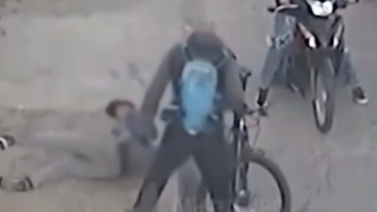 Ciclista noqueó a un limpiavidrios: llegó la Policía y detuvo al que recibió la trompada