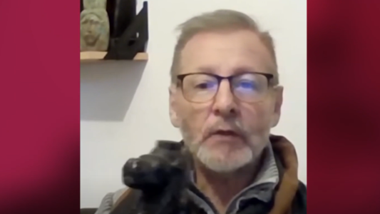 "Sanador egipcio", acusado de estafas y trata de personas: con prisión domiciliaria, sigue captando víctimas