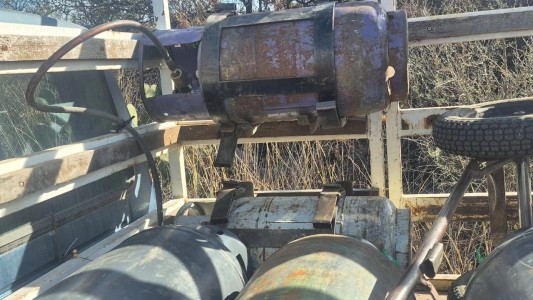 Lo detuvieron por usar garrafas como combustible para su camioneta