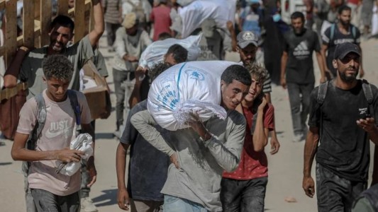 La desesperación por obtener alimentos ahonda la tragedia en Gaza: 20 muertos en un asalto a camiones