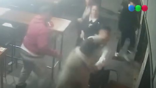 Borrachos se negaron a pagar la cuenta en una cervecería y golpearon a las empleadas