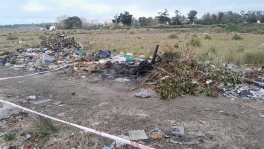 Horror en Mar del Plata: encontraron un cuerpo calcinado y con una soga en el cuello en un descampado