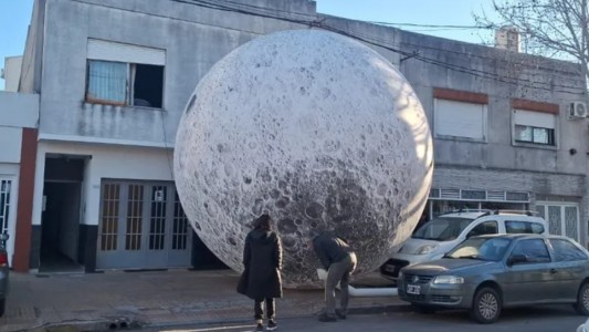Una luna gigante apareció en las calles de La Plata