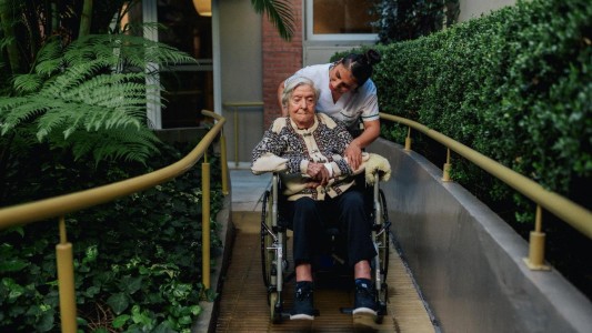 Asistentes gerontológicos: el oficio que crece