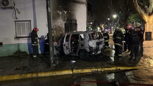 Una camioneta chocó contra una vivienda en Villa Soldati y se incendió: tres menores fueron trasladados