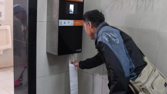 Instalan sistema de reconocimiento facial en baños para evitar el despilfarro de papel higiénico