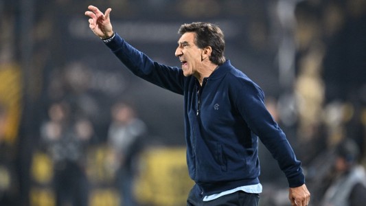 Gustavo Costas, tras la derrota de Racing frente a Peñarol: “Hay que modificar la cancha”