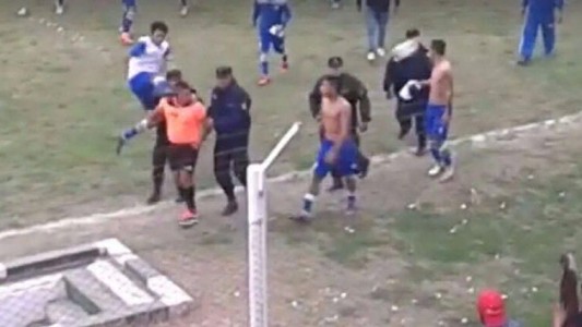 Video: brutal agresión de barras y jugadores a un árbitro