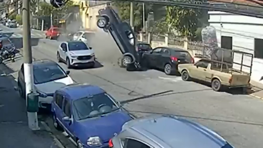 Sin víctimas fatales de milagro: el vuelo de la camioneta