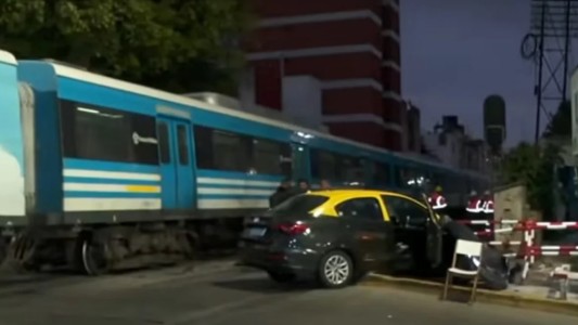 El misterioso choque en Flores: un tren del Sarmiento arrolló a un taxi y sus dos ocupantes se fugaron