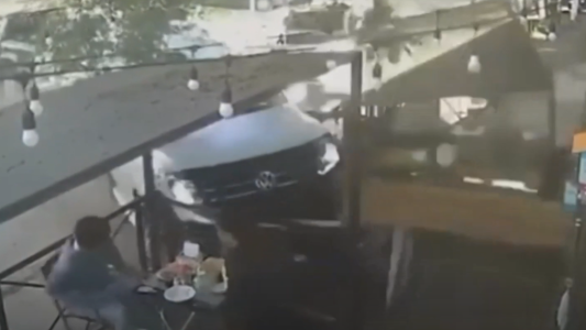 Video: una camioneta se incrustó en una parrilla