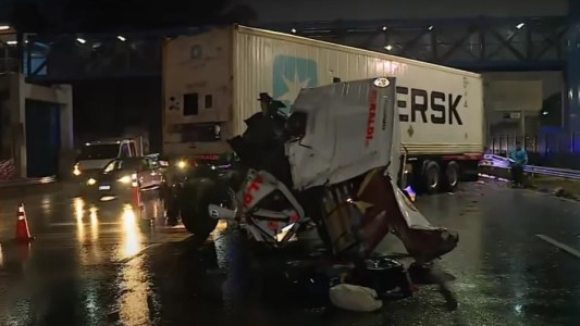 Un camión chocó contra el guardarraíl en Núñez: el conductor se quedó dormido