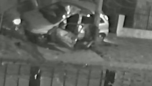 Video: chocaron contra una casa y salieron caminando